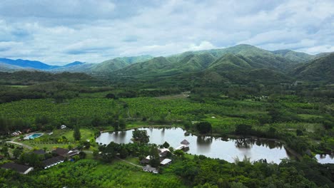 El-Hermoso-Paisaje-De-Tailandia-Y-El-Lago-Con-Verdes-Valles-Montañosos-En-Ratchaburi.