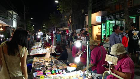 Turistas-Y-Lugareños-Explorando-Productos-En-El-Famoso-Mercado-Dominical-En-Chiang-Mai.