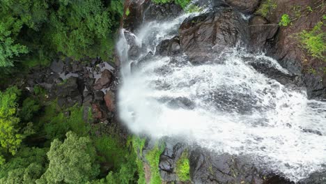 Wasser-Aus-Einem-Regenwaldbach-Stürzt-über-Eine-Steile-Felsklippe-Und-Bildet-Einen-Spektakulären-Wasserfall