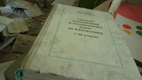 Libro-Matemático-De-Chernobyl-Pripyat-En-Una-Mesa-De-Aula-De-Escuela-Abandonada-Después-De-Una-Catástrofe-Nuclear-Radiactiva-4k