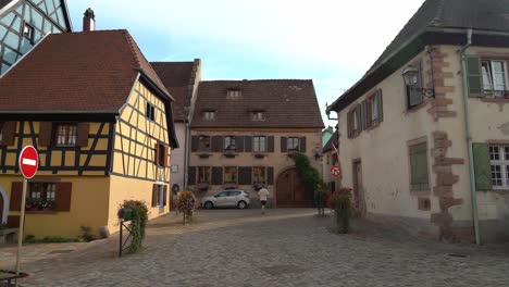 Las-Casas-Con-Entramado-De-Madera-En-El-Pueblo-De-Bergheim-Están-Pintadas-Con-Hermosos-Colores,-Mientras-Que-Las-Calles-Están-Hechas-De-Adoquines.