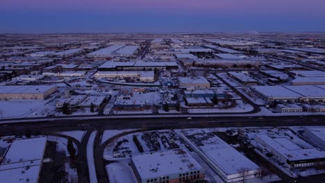 Puesta-De-Sol-Rosa-Y-Azul-Sobre-El-Paisaje-Industrial-Invernal-De-Calgary