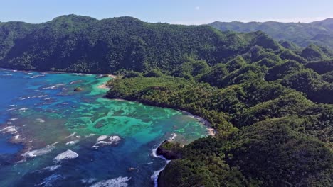 Malerische-Insel-Der-Dominikanischen-Republik-Mit-Grünen-Bergen,-Kristallklarem-Blauen-Wasser-Der-Bucht-Und-Korallenriff
