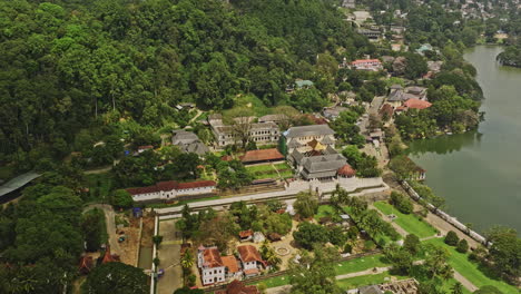 Kandy-Sri-Lanka-Luftaufnahme-V11-Vogelperspektive-Drohnenüberflug-über-Die-Heilige-Stadt-Und-Den-Zahntempel,-Historische-Wahrzeichen-Auf-Dem-Zentralen-Hügel-Und-Blick-Auf-Den-Bogambara-See-–-Aufgenommen-Mit-Mavic-3-Cine-–-April-2023