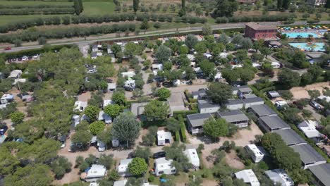 Toma-Aérea-Del-Camping-Serenella-Cerca-Del-Lago-De-Garda,-Italia