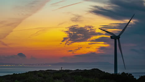 Time-lapse-of-windmill-spinning-against-colorful-dusky-sky-at-evening