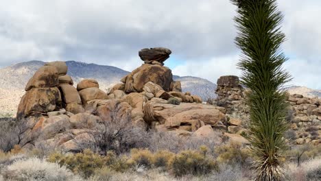 Rote-Felsformationen-Mit-Bergkulisse-An-Einem-Bewölkten-Tag-In-Der-Yucca-Valley-Wüste-Im-Süden-Kaliforniens,-Statisch