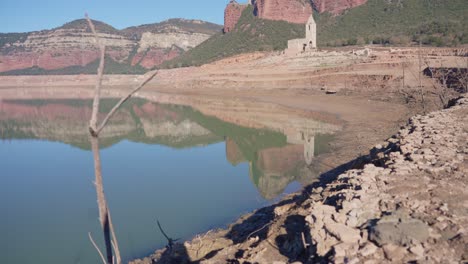 Edificios-Antiguos-Que-Emergen-De-Un-Pantano-Vacío-Debido-A-Los-Problemas-De-Extrema-Sequedad-Y-Falta-De-Lluvia.