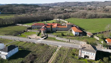 Luftaufnahme-Des-Aufsteigenden-Rückzugs-Errichtet-Kloster-In-Der-Malerischen-Landschaft-Galiciens-In-Spanien