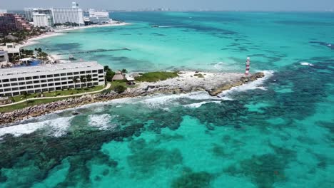 Costa-De-Cancún-Con-Aguas-Cristalinas-De-Color-Turquesa-Y-Un-Faro,-Vista-Aérea