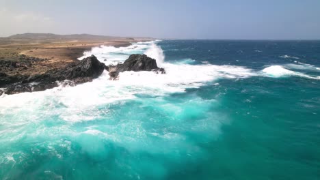 Las-Olas-De-Aruba-Chocan-Contra-Las-Rocas-En-La-Costa-Este.