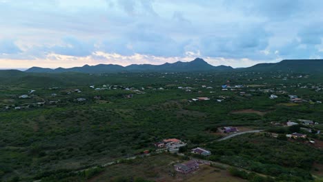 Vistas-épicas-De-Las-Colinas-De-Christoffelberg-En-Curazao-Con-Casas-Rurales-En-El-Campo.