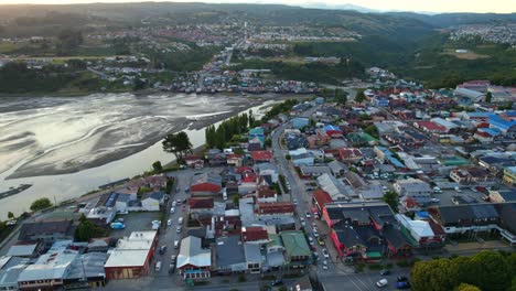 Drone-Panorámico-Paisaje-Urbano-Aéreo-Castro-Chiloé-Palafitos-Pueblo-Patagónico-Camino-Colinas-Y-Viajes-Ambientales-Destino-Sudamericano,-Chile