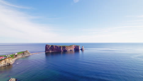 Vista-Aérea-De-La-Roca-Percé-Por-Drone-Sobre-El-Río-San-Lorenzo-Durante-Un-Día-Soleado