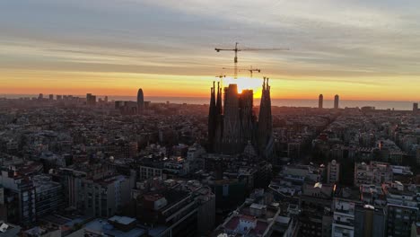 Stadt-Barcelona-Und-Die-Kirche-Sagrada-Familia-Bei-Sonnenaufgang