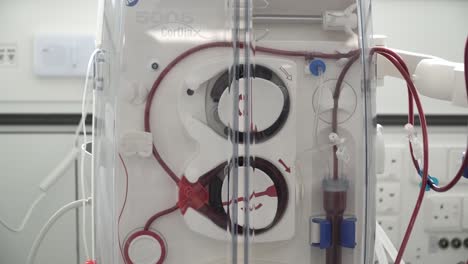 Nahaufnahme-Einer-Blutdialysemaschine,-Die-Blut-Filtert