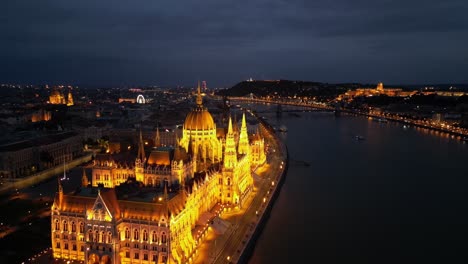 Edificio-Del-Parlamento-De-Budapest-En-Hungría-Iluminado-En-La-Noche---Antena-4k