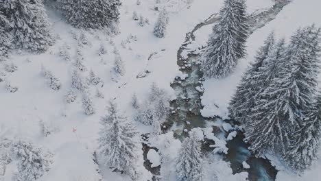 Herrliche-Winterlandschaft-Zwischen-Berggipfeln