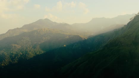 Paisaje-Exuberante-Y-Pintoresco-Alrededor-Del-Pico-Del-Pequeño-Adán,-Ella,-Sri-Lanka