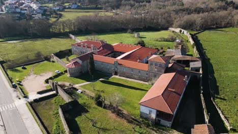 Drohnenumlaufbahn-Um-Den-Eingang-Des-Rechteckigen,-Eckigen-Klosters-In-Orense,-Spanien