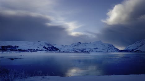 Meeresnebel-über-Blauem-Fjord-An-Blauem-Wintertag