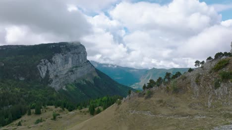 Descubriendo-Un-Impresionante-Valle-De-Montaña-Con-Nubes,-Monte-Granier,-Francia