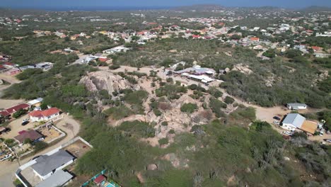 Antena-Muy-Por-Encima-De-La-Formación-Rocosa-De-Ayo-En-Aruba.