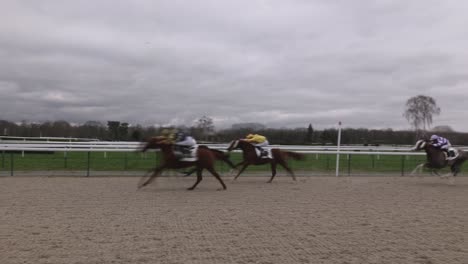 Letzte-Gerade-Linie-Eines-Rennpferds-Mit-Jockeys,-Die-In-Richtung-Ziellinie-Sprinten