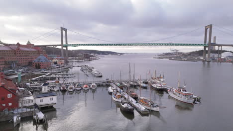 Vista-Aérea-Del-Puerto-Y-Del-Puente-De-Älsvsborg-Sobre-El-Río-Göta,-Gotemburgo