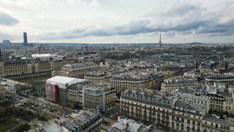 Boulevard-De-Sebastopol-Mit-Saint-Jacques-Turm-Im-Vordergrund-Und-Eiffelturm-Im-Hintergrund,-Paris-In-Frankreich