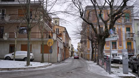 Vista-De-Las-Calles-De-La-Parte-Superior-De-Guardiagrele-Bajo-La-Nieve-En-Invierno,-Abruzzo,-Italia.