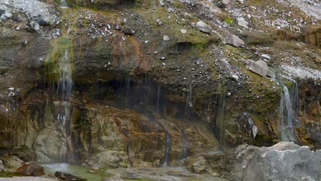 Wasser-Tropft-Auf-Felsbrocken-Mit-Nebel