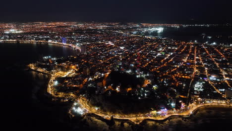 Toma-Panorámica-De-Drones-Con-Vistas-A-La-Costa-Iluminada-De-Mazatlán,-México.