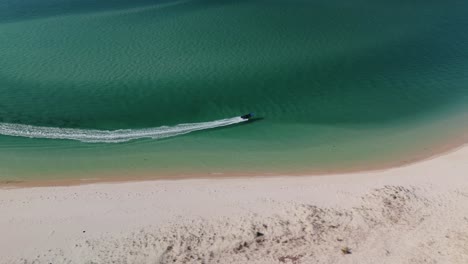 Jetski-Fahren-Im-Blauen-Meer-In-Strandnähe-In-Portugal