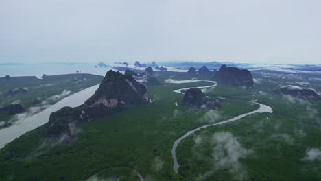 Vista-Aérea-Sobre-Manglares-Y-Ríos-Con-Picos-Montañosos-En-La-Bahía-De-Phang-Nga,-Tailandia