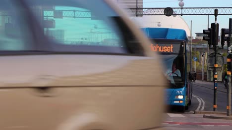 Tráfico-De-Autobuses,-Coches-Y-Metro-En-Estocolmo,-Globe-Arena-Al-Fondo