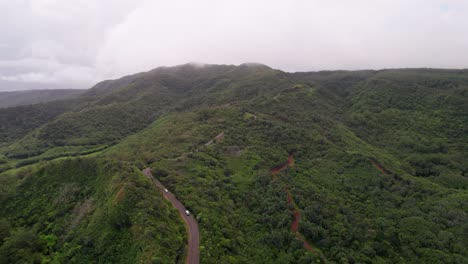 Üppige-Grüne-Berge-Im-Süden-Von-Mauritius-Mit-Einer-Kurvenreichen-Straße,-Luftaufnahme