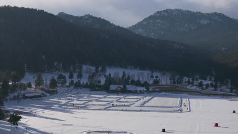 Eislaufen-Schlittschuhlaufen-Eishockeybahn-See-Teich-Eishockey-Winter-Etown-Evergreen-Lake-House-Denver-Golfplatz-Colorado-Luftaufnahmen-Filmdrohne-Sonnenuntergang-Goldene-Stunde-Winter-Neuschnee-Zeitlupe-Aufwärtsbewegung