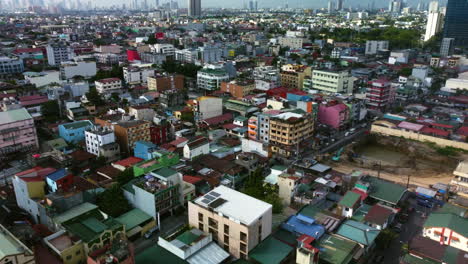 Drohnenaufnahme-Mit-Blick-Auf-Lebhafte-Häuser-In-Makati-City,-Sonniges-Manila,-Philippinen