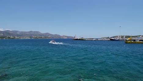 Luxusyacht-Verlässt-Den-Hafen-Von-Agios-Nikolaos-Auf-Kreta