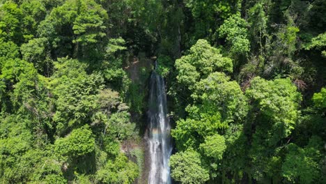 Toma-De-Drone-Moviéndose-Hacia-La-Cascada-De-Los-Chorros-En-Alajuela-Costa-Rica