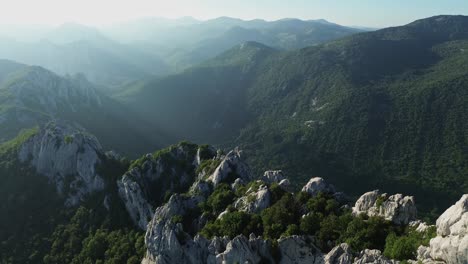 Imágenes-De-Drones:-Volando-Y-Revelando-Enormes-Montañas-En-El-Parque-Nacional-Croacia-Velebit