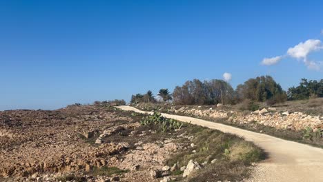 Caminando-Junto-A-La-Playa-En-Paphos,-Chipre