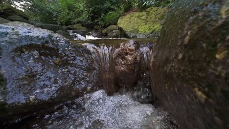 Wasser-In-Zeitlupe-Stürzt-Durch-Felsen-In-Felsbecken-Hinab