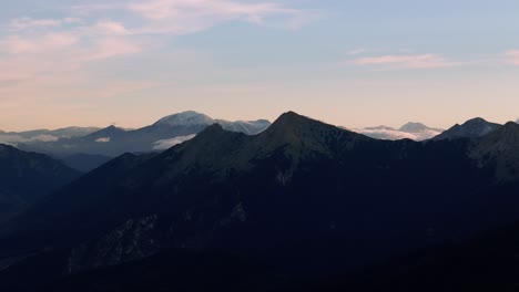 Freiliegende-Bergrücken-Und-Gipfel-In-Den-Bergen-Von-Agrafa-Mit-Sanften,-Weichen-Wolken,-Die-Sich-Unter-Den-Felsen-Sammeln