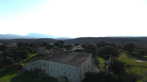 Vista-Aérea-Panorámica-De-La-Mansión-En-El-Campo-Del-Sur-De-Francia-De-Pic-St-Loup