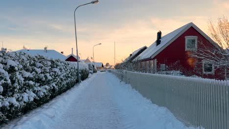 Sonnenuntergang-In-Einer-Kleinen-Schwedischen-Stadt