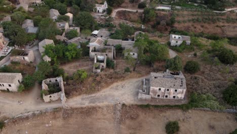 Vista-Orbital-Sobre-Las-Antiguas-Casas-En-Ruinas-Abandonadas-Del-Pueblo-De-Perithia,-Corfú,-Grecia