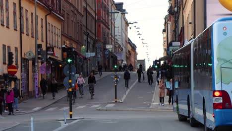 Straßenverkehr-In-Stockholm,-Blauer-Stadtbus-Gerät-Aus-Dem-Rahmen