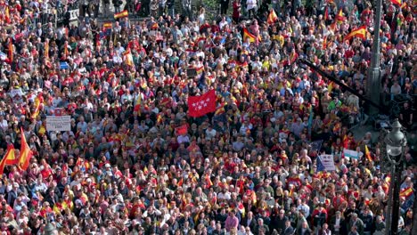 Demonstranten-Versammeln-Sich-An-Der-Puerta-Del-Sol-Während-Einer-Massenkundgebung-Gegen-Die-Sozialistische-Partei-PSOE,-Nachdem-Sie-Einer-Amnestie-Für-Die-An-Dem-Abspaltungsversuch-Kataloniens-Beteiligten-Zugestimmt-Hatten